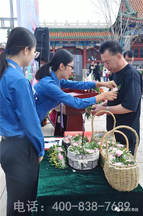 嘉宾在生命教育馆签到台签到